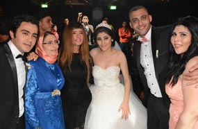 زينة مع العريس والعروس وأهلها