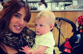 هل نشرت زينة صورة لأحد توأمها؟