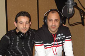 عزيز الشافعي وأحمد عادل أثناء تسجيل الأغنية