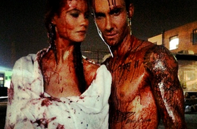 آدم ليفين مع بيهاتي برينسلو في موقع تصوير الكليب