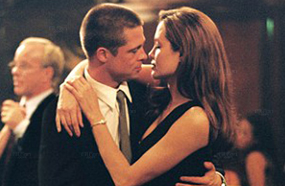 1) مايو 2004: أثناء زواج براد بيت من جينيفر أنيستون خلال تلك الفترة، سادت شائعات حول وجود علاقة عاطفية تجمع بين براد بيت وبين أنجيلينا جولي بكواليس تصوير فيلمهما Mr. &amp; Mrs. Smith، والذي يعتبر اللقاء الفني الأول بينهما.