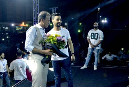  أحمد جمال يتلقى باقة من الورد