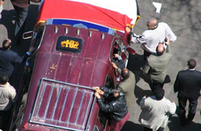 السيارة التي تحمل نعش النجم الراحل أحمد زكي - تصوير : دينا توفيق