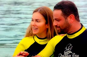 أمضت الفنانة نيكول سابا يوما جميلا وممتعا برفقة الدولفين، إذ نشرت نيكول صورة لها أثناء لعبها مع الدولفين وإلى جوارها زوجها يوسف الخال، وكشفت نيكول أنها كانت خائفة في البداية لهذا تواجد إلى جانبها زوجها.