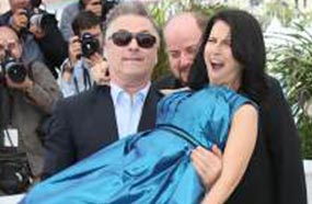 أليك بالدوين يحمل زوجته أمام مصوري مهرجان &quot;كان&quot; 