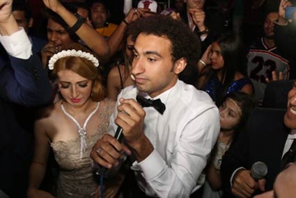 علي ربيع يغني في زفافه