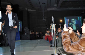 منى وهي تلتقط صورة لحلمي 