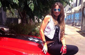 أنابيلا وسيارة الفائز بلقب البرنامج.