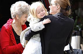 أنجيلينا جولي مع والدة براد بيت