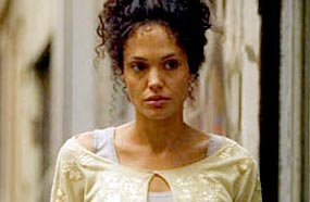 صورة لأنجلينا جولي وهى تجسد شخصية "ماريان بيارل" في فيلم A Might Heart