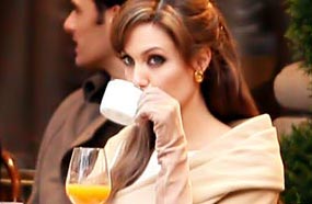 أنجلينا جولي أثناء تصوير أحد مشاهد فيلمها الجديد السائح