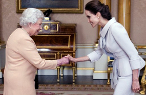 جولي والملكة إليزابيث