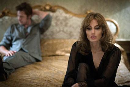 أنجلينا جولي وبراد بيت في فيلم By the Sea