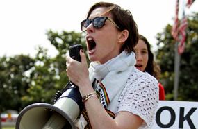 آن هاثاواي تهتف من أجل عودة الطالبات النيجيريات