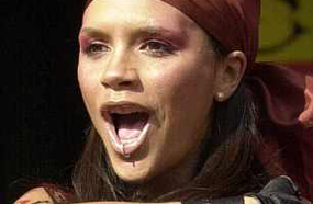 فيكتوريا بيكهام وحلق الشفاه