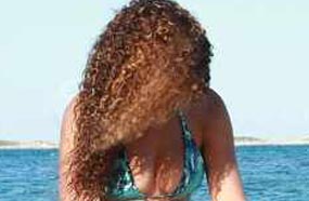 بيونسيه تساعد ابنتها للسير على الشاطىء