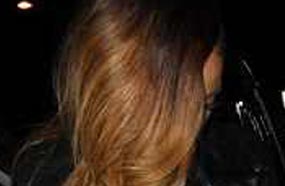 ريانا تضبط طول جيبتها