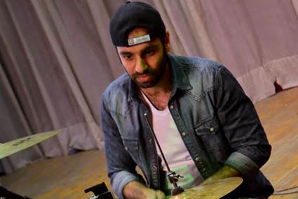 أحمد الشامي يعزف على الدرامز