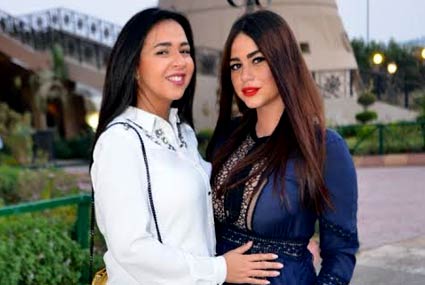 إيمي سمير غانم تصل مسجد الشرطة بمدينة الشيخ زايد