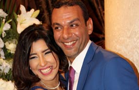 سعادة آيتن وخطيبها ظاهرة على الوجوه