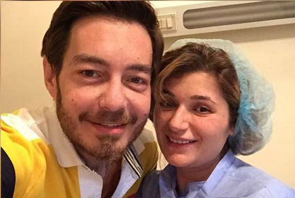 أحمد زاهر مع زوجته في المستشفى قبل ولادة ابنتهما الرابعة