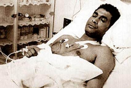 صورة للراحل أحمد زكي‎ أثناء مرضه  من أرشيف جريدة الشرق الأوسط