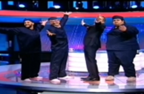 باسم مع ثلاثي أضواء مسرحه 