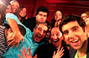 المذيع جعفر عبد الكريم في صورة &quot;سيلفي&quot; مع فريق عمل &quot;البرنامج&quot;