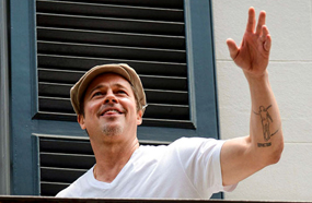 براد بيت يلقي البيرة لماكونهي