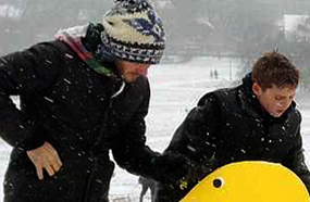 ديفيد بيكهام مع إبنه ولحظات قبل التزلج