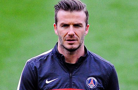 ديفيد بيكام عام 2013 في تدريبه مع باريس سان جيرمان في قصة شعر أنيقة تظهر حكمته ونضجه، فهذه القصة تصنع الفارق بين مراهق وسيم وبين رجل مخضرم.