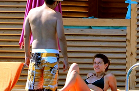 استكملت بيرين سات شهر عسلها على شواطئ تركيا