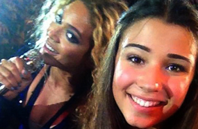 بيونسيه تقحم نفسها في صورة إحدى معجباتها