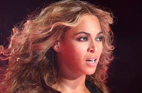 بيونسيه تنظر للجمهور