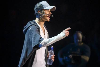 جستين بيبر ينفعل على جمهوره