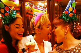 مايلي سايرس لا تتوقف عن اخراج لسانها حتى في عيد ميلادها