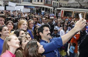 بوراك يلتقط الصور مع المعجبات