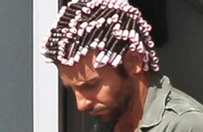 برادلي كوبر يستخدم بكرات الشعر