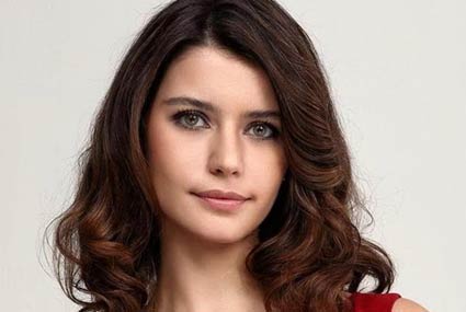 عرفها الجمهور باسمي "سمر" و "فاطمة"، واسمها الحقيقي هو بيرين سات.