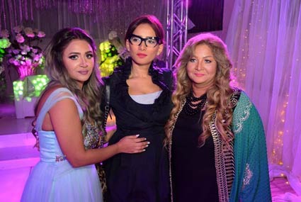 زينة بصحبة العروس ووالدتها
