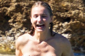 كاميرون دياز تسبح عارية الصدر في الكاريبي