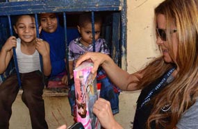 كارول سماحة تهدي الأطفال هدية العيد