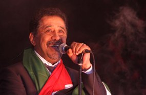 الشاب خالد ممسكا بعلم بلاده