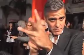 جورج كلوني يقوم بحركة &quot;طرقعة الأصابع&quot; الشهيرة في إيران أيضا