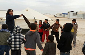 سيرين تلعب مع الأطفال