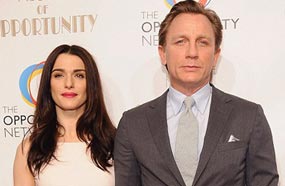 دانييل كريج في ظهور نادر مع زوجته راتشسيل وايز