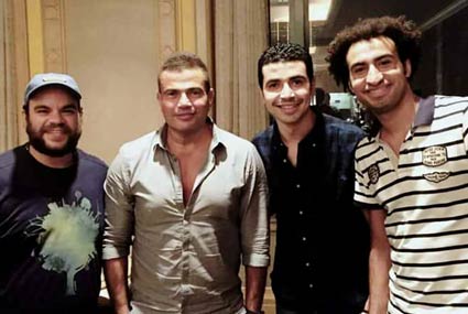 عمرو دياب مع أعضاء فريق &quot;مسرح مصر&quot;