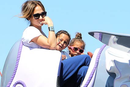 بعد يوم من أدائها المبهر مع تايلور سويفت قررت المطربة جينفر لوبيز قضاء يوما ممتعا مع توأمها ماكس وإمي