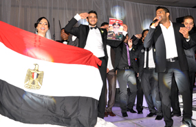 رفع علم مصر وصورة السيسي مع أغنية حماقي &quot;أم الدنيا&quot;