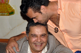 سامو يقبل رأس محسن جابر